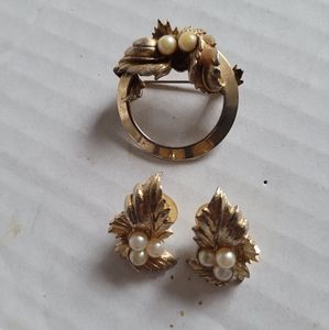 Sarah Coventry Signed Wreath/Leaf Broach Pin/Earrings Faux Pearl Leaf Gold Tone